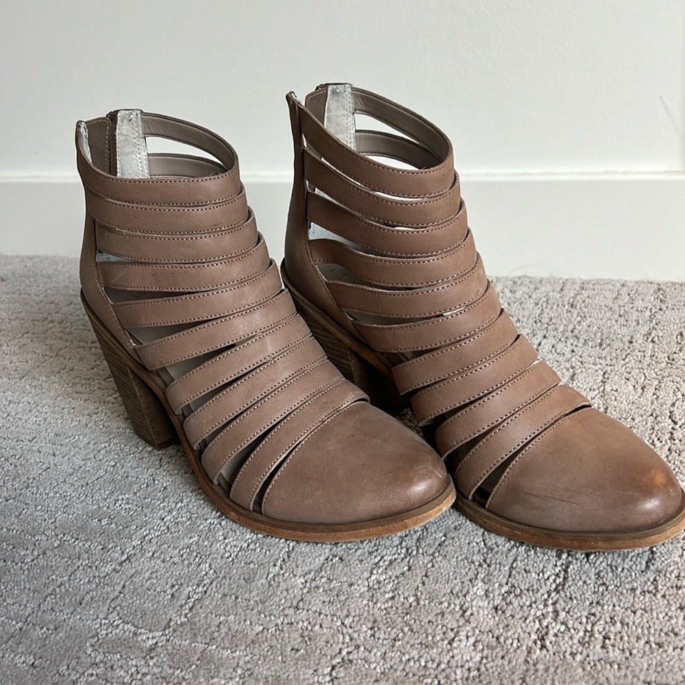 Hinge Dresden tan caged bootie